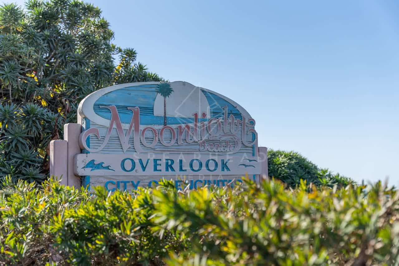 Close view of a park and open country at Moonlight Beach.