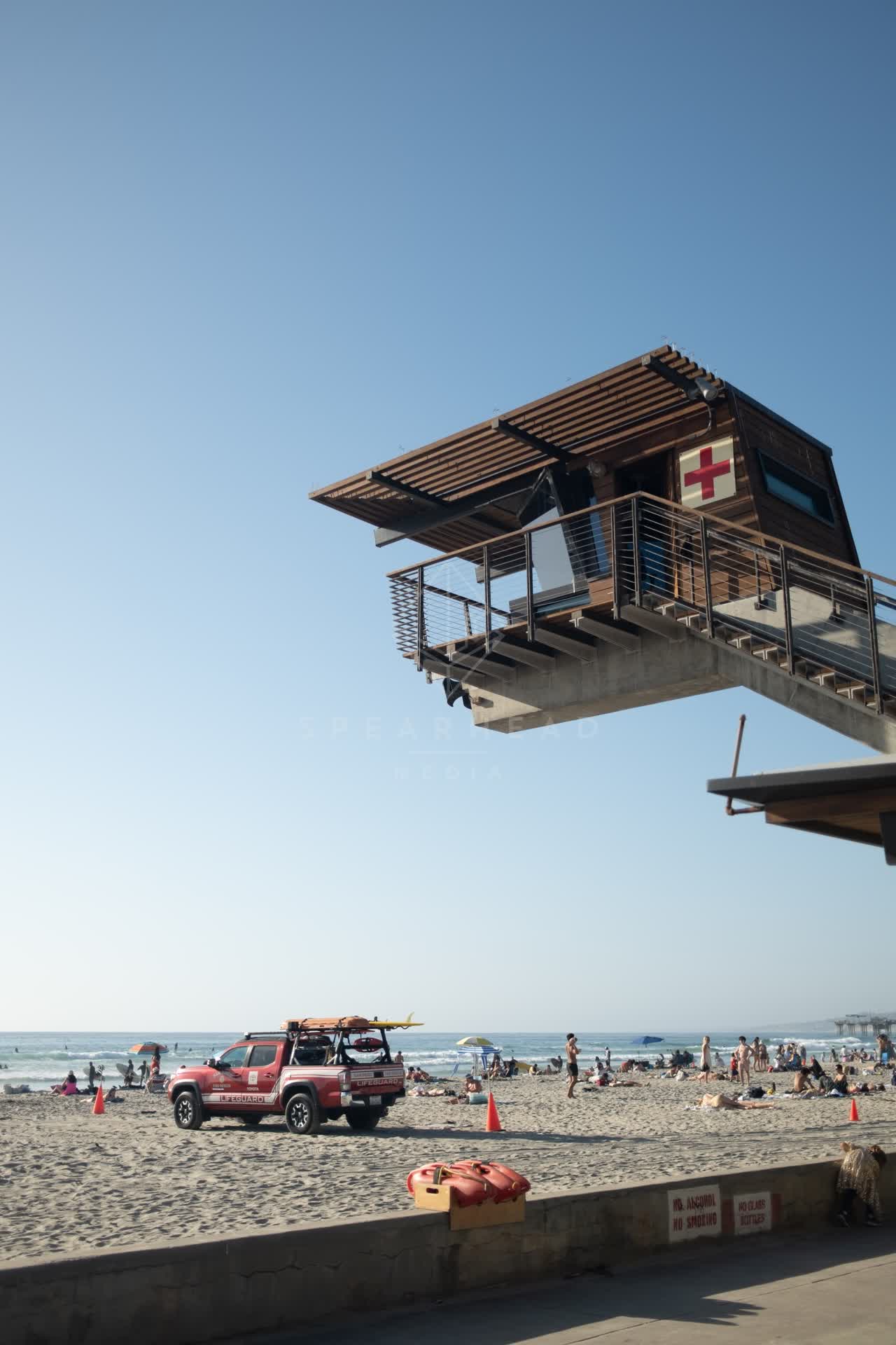 The beach, the pier and the ocean at La Jolla Shores, with people walking.