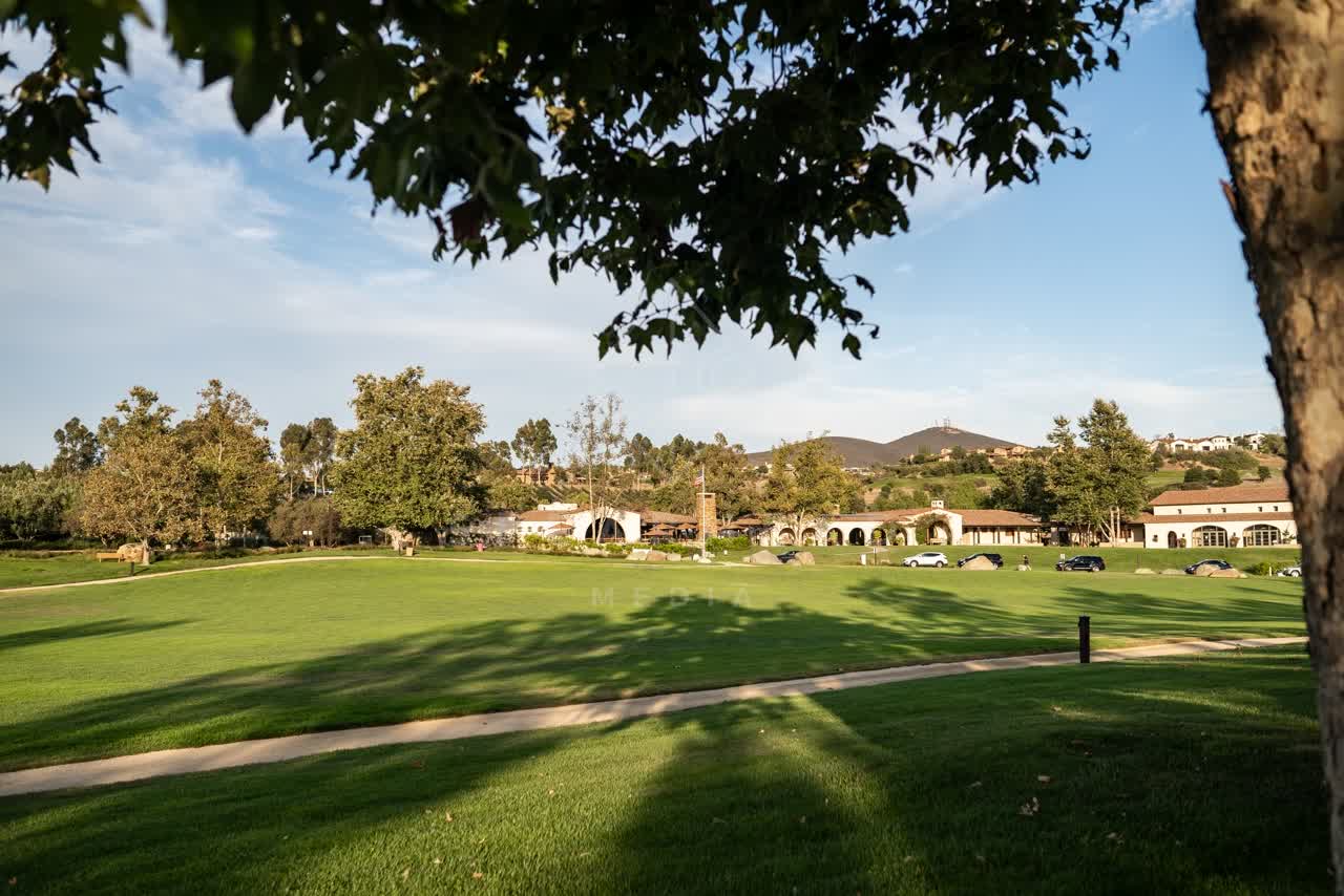A park, the buildings and traffic in Santaluz.