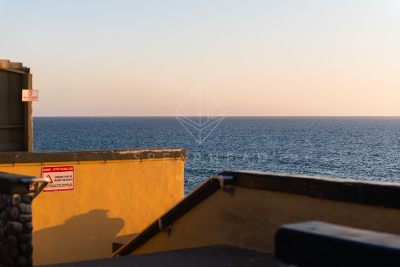 Elevated view of the cliffs, the ocean and the buildings in Encinitas.