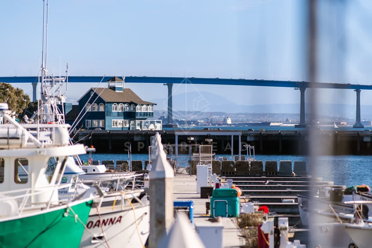 The harbor, the bridge and boats at Embarcadero.