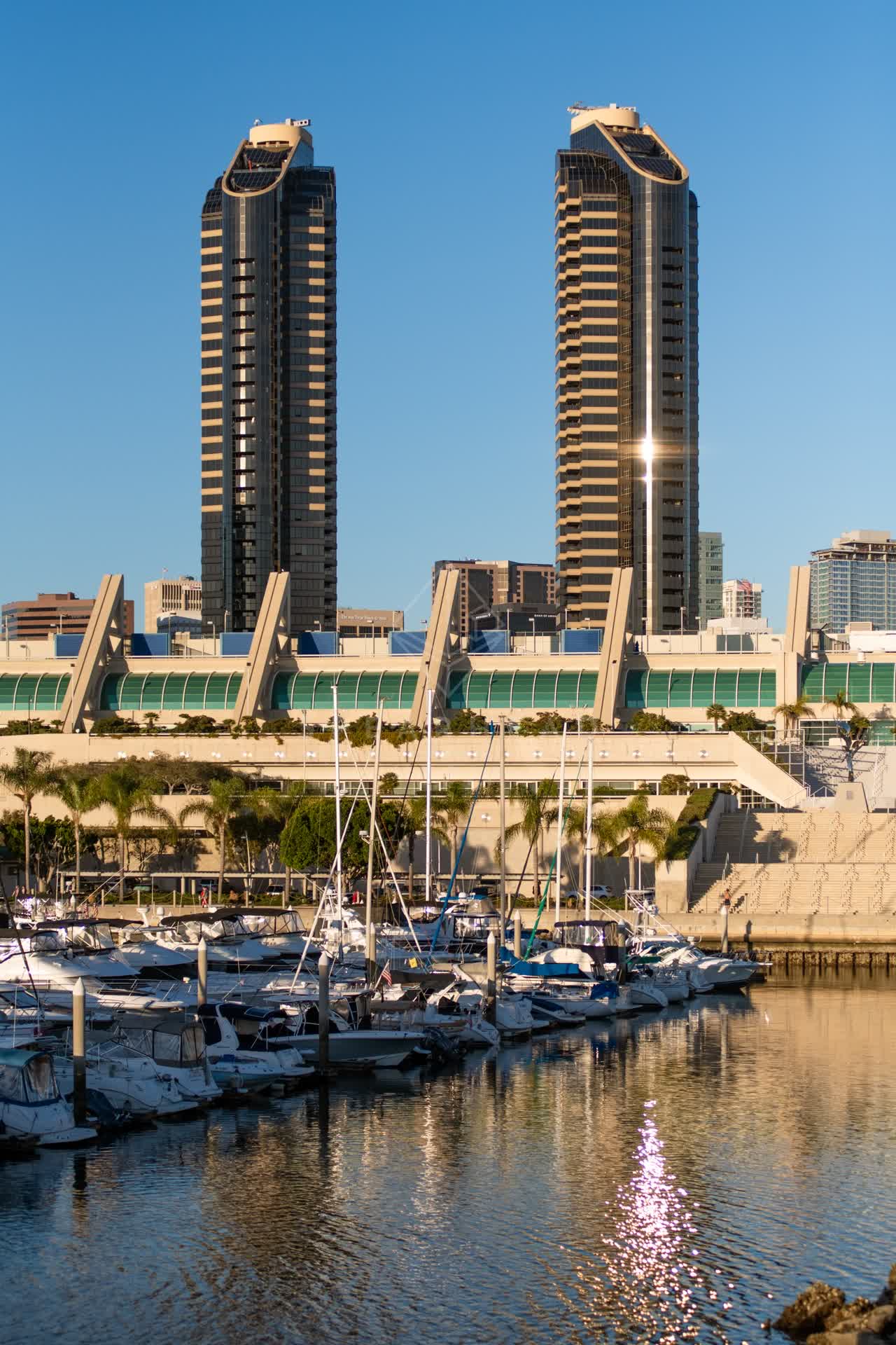 The harbor, the skyline and boats at Embarcadero, with boats out.