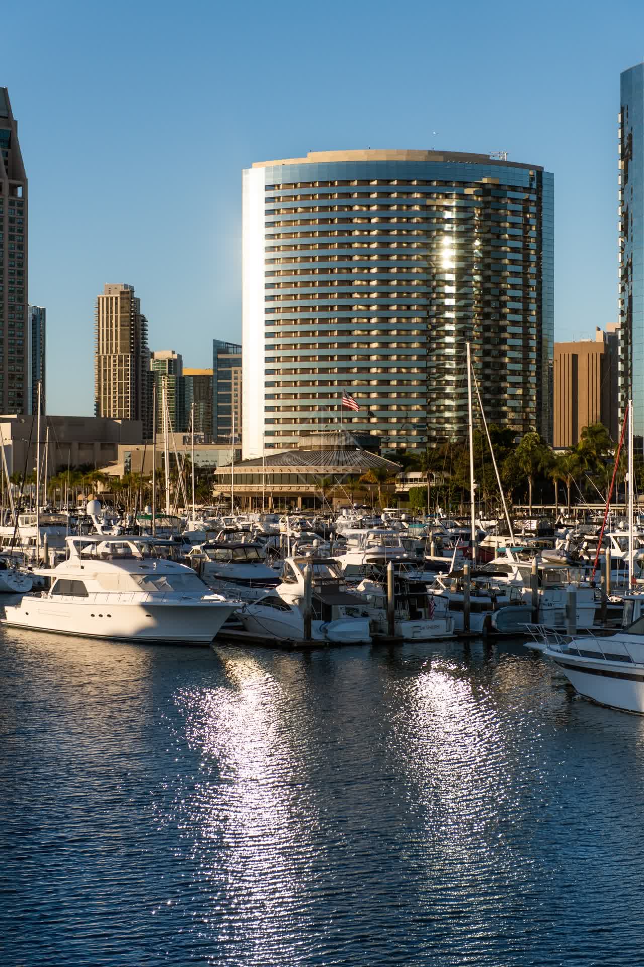 The harbor, the skyline and boats at Embarcadero.