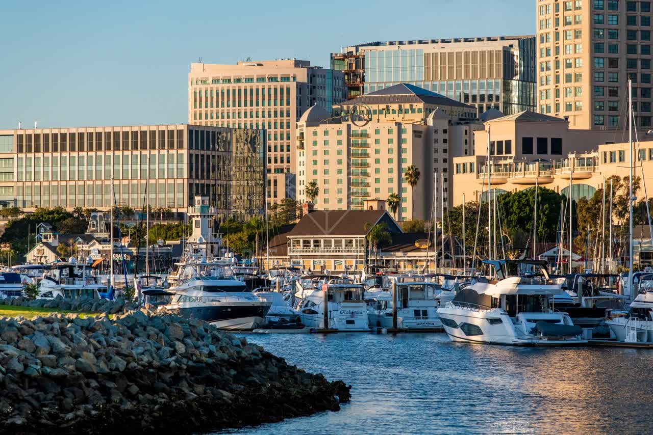 The harbor, the skyline and boats at Embarcadero.