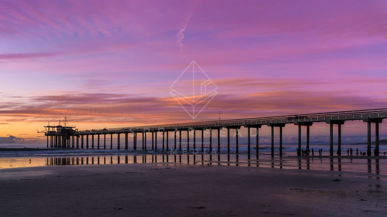 The beach, the pier and the ocean at La Jolla Shores, with people walking.