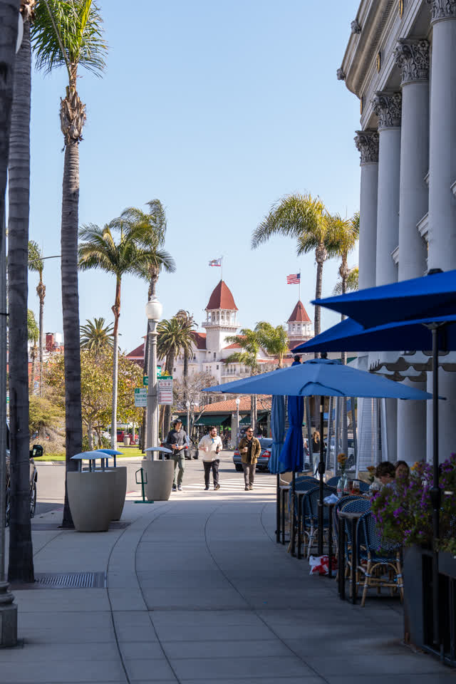 The Shops and restaurants on Orange Avenue in Coronado on a Sunny Day in San Diego | Photo – 2