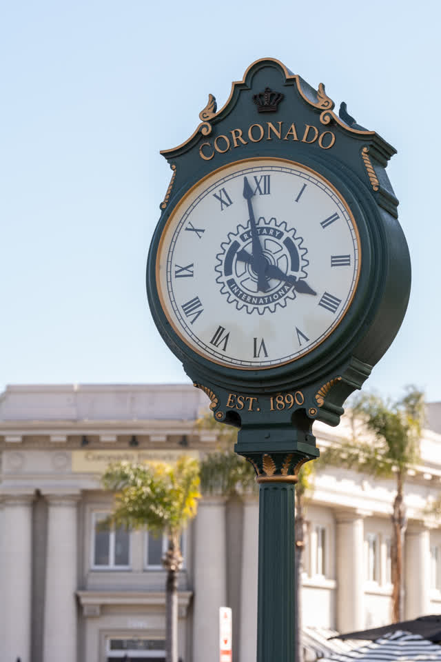 The Shops and restaurants on Orange Avenue in Coronado on a Sunny Day in San Diego | Photo – 6