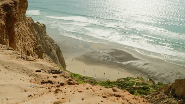 Looking over the cliffs and trails at Torrey Pines and Black’s Beach on a beautiful Day in La Jolla | Video – 15