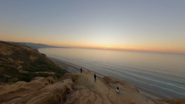 Flying over the cliffs and hiking trails of Torrey Pines and Black’s Beach during a Beautiful Sunset | FPV Drone Video – 5